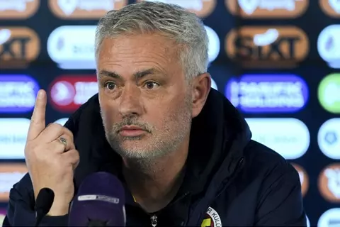 "لقد كان جزءًا من قصتي".. مورينيو يتحدث عن وفاة كوستا باكيًا